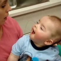 8 mėnesių mažylis pirmą kartą išgirsta mamos balsą