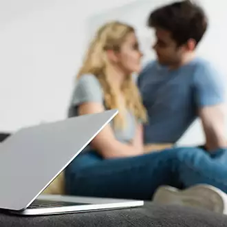 mergina su vaikinu lovoje šalia kompiuterio