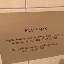 Kietas užrašas tolete!