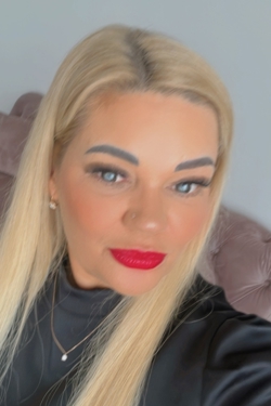 Lina, 47