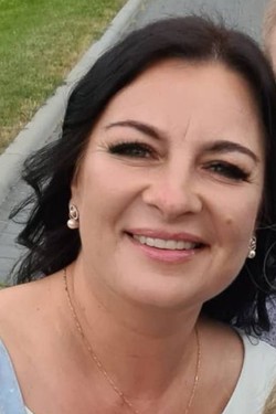 Sandra, 46