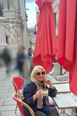 Laura, 48